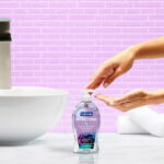 Softsoap Antibacterial Liquid Hand Soap, White Tea and Berry, 11.25 Fluid Ounce Bottle - Image 2